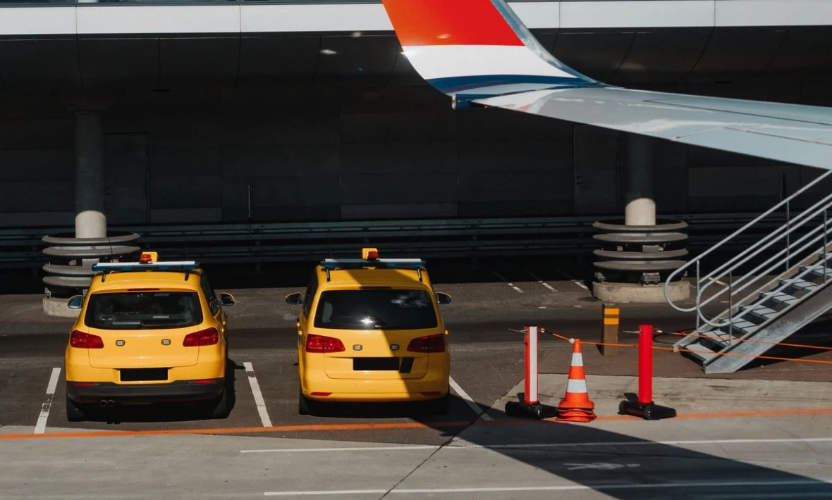 Taxis esperando pasajeros en un aeropuerto