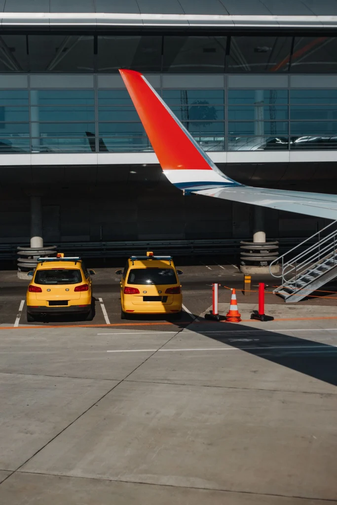Taxis esperando pasajeros en un aeropuerto